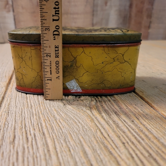 Vintage hinged lid tin, with stagecoach picture lid. MADE IN ENGLAND - Picture 2 of 5